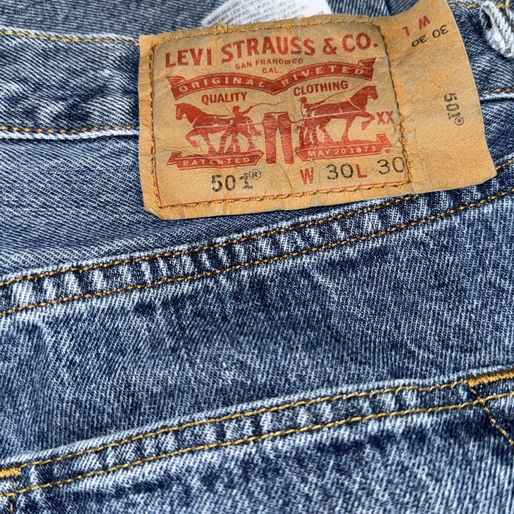 Levi's 501 Blue Denim Jeans with Leather Patch and Durable Stitching - Picture 3 of 5